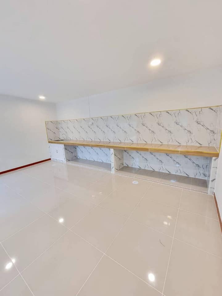 ขายบ้านแฝดหลังใหญ่ มีพื้นที่ด้านข้าง เลี้ยงสัตว์ได้ ทำเลดีเข้าออกได้ 2 ทาง