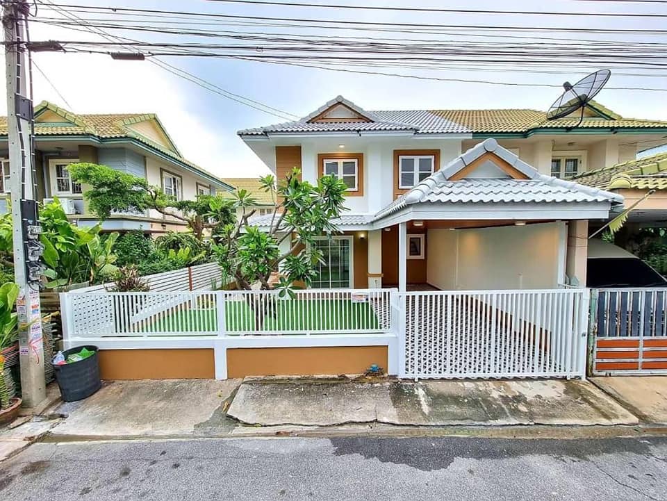 ขายบ้านแฝดหลังใหญ่ มีพื้นที่ด้านข้าง เลี้ยงสัตว์ได้ ทำเลดีเข้าออกได้ 2 ทาง