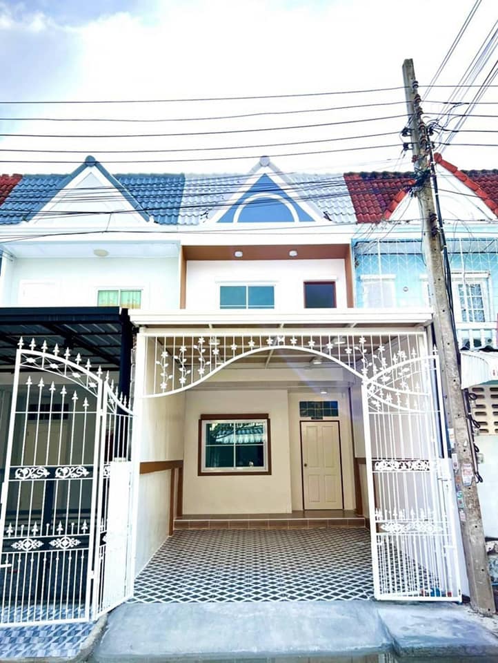 ทาวน์เฮาส์2ชั้นพร้อมอยู่ 2นอน2น้ำ ทำเลดี ตกแต่งเสร็จ ฟรีค่าโอน