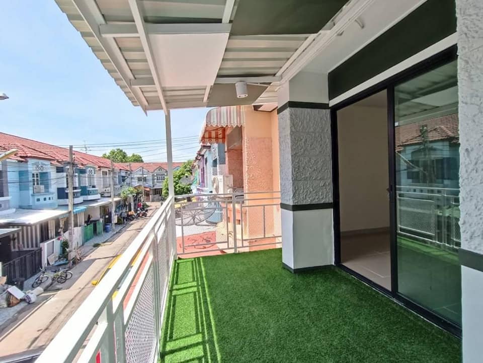 ขายทาวน์เฮาส์2ชั้น รีโนเวทใหม่ มีเทอเรส 3นอน2น้ำ ทำเลดี ฟรีดาวน์ ฟรีโอน