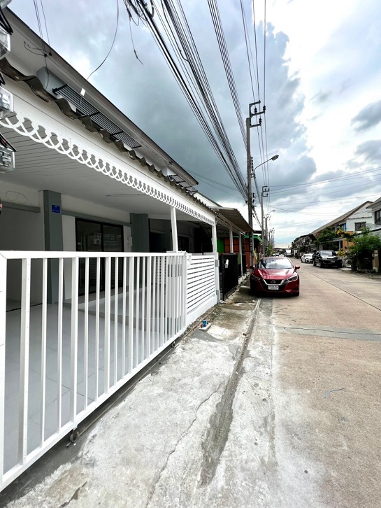 ขายถูก ทาวน์เฮ้า2 ชั้น (Renovateใหม่) ทำเลต้นโครงการ จองวันนี้รับทันที ของแถม 7 รายการ