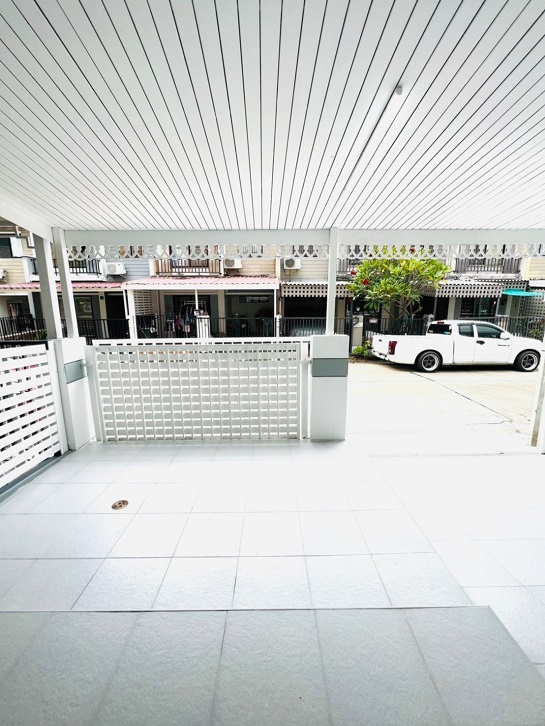 ขายถูก ทาวน์เฮ้า2 ชั้น (Renovateใหม่) ทำเลต้นโครงการ จองวันนี้รับทันที ของแถม 7 รายการ