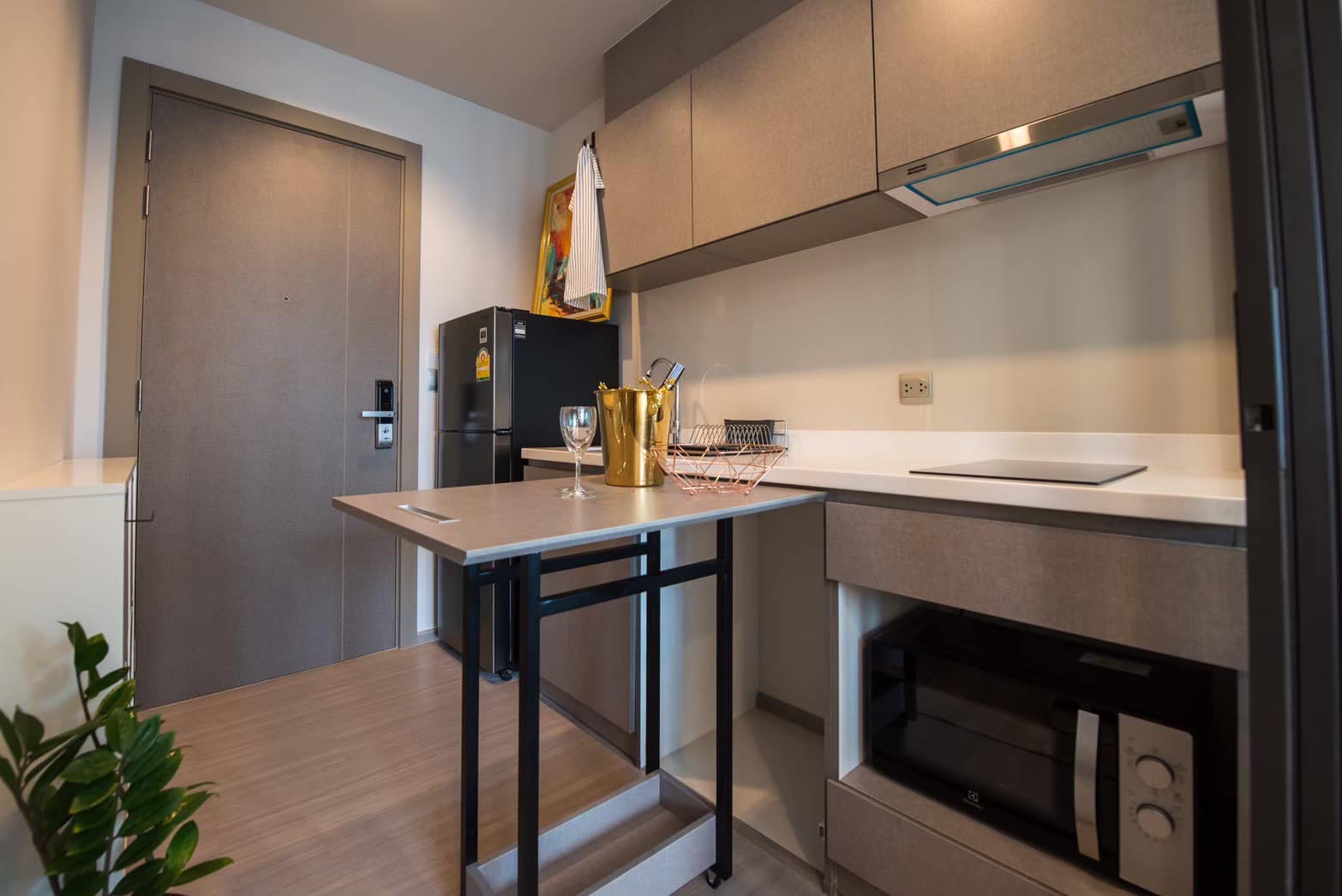 ไลฟ์ อโศก พระราม 9 (Condo Life Asoke - Rama 9) เฟอร์นิเจอร์ครบ + เครื่องใช้ไฟฟ้าครบ 
