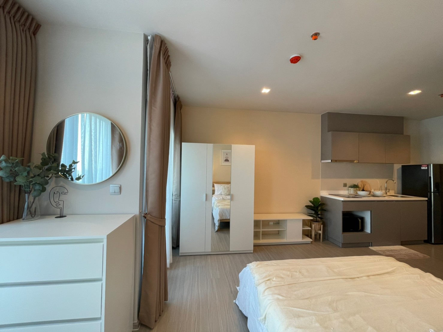 เช่า ไลฟ์ อโศก พระราม 9 (Condo Life Asoke - Rama 9) เฟอร์นิเจอร์ครบ + เครื่องใช้ไฟฟ้าครบ 