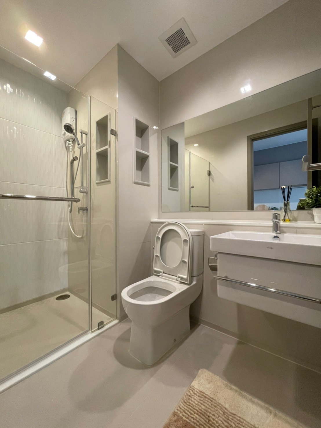 เช่า ไลฟ์ อโศก พระราม 9 (Condo Life Asoke - Rama 9) เฟอร์นิเจอร์ครบ + เครื่องใช้ไฟฟ้าครบ 
