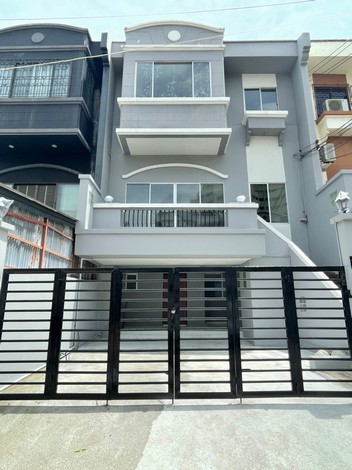 ขายทาวน์เฮ้าส์ใหญ่ 3 ชั้น หมู่บ้านผาสุกสันติ ซอยพัฒนาการ 67 เข้าไปเพียง 50 เมตร 