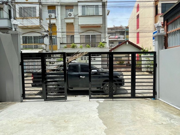 ขายทาวน์เฮ้าส์ใหญ่ 3 ชั้น หมู่บ้านผาสุกสันติ ซอยพัฒนาการ 67 เข้าไปเพียง 50 เมตร 