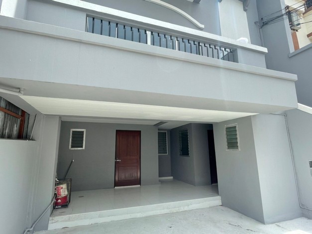 ขายทาวน์เฮ้าส์ใหญ่ 3 ชั้น หมู่บ้านผาสุกสันติ ซอยพัฒนาการ 67 เข้าไปเพียง 50 เมตร 