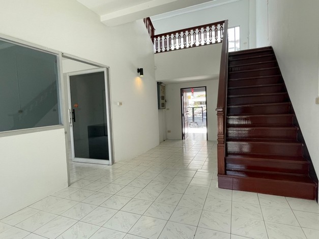 ขายทาวน์เฮ้าส์ใหญ่ 3 ชั้น หมู่บ้านผาสุกสันติ ซอยพัฒนาการ 67 เข้าไปเพียง 50 เมตร 