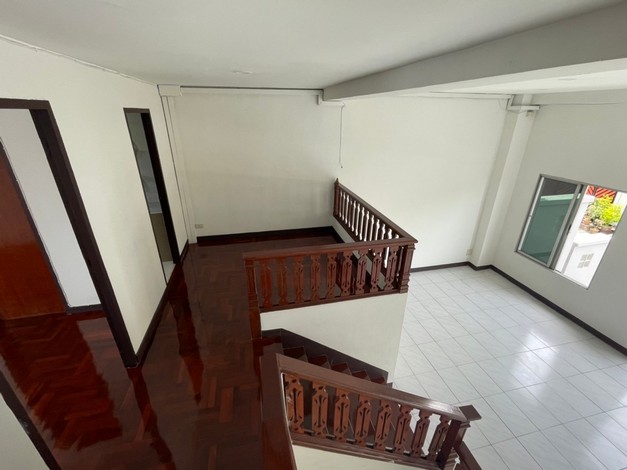 ขายทาวน์เฮ้าส์ใหญ่ 3 ชั้น หมู่บ้านผาสุกสันติ ซอยพัฒนาการ 67 เข้าไปเพียง 50 เมตร 