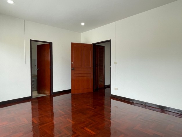 ขายทาวน์เฮ้าส์ใหญ่ 3 ชั้น หมู่บ้านผาสุกสันติ ซอยพัฒนาการ 67 เข้าไปเพียง 50 เมตร 