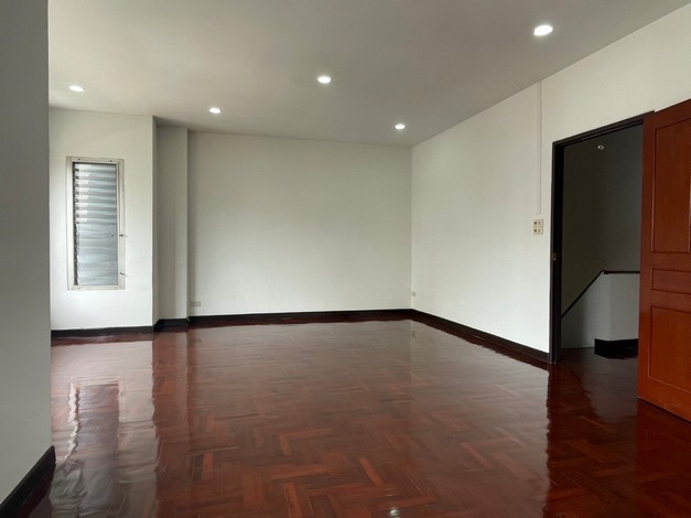 ขายทาวน์เฮ้าส์ใหญ่ 3 ชั้น หมู่บ้านผาสุกสันติ ซอยพัฒนาการ 67 เข้าไปเพียง 50 เมตร 