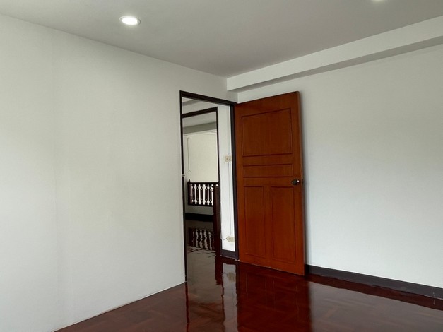 ขายทาวน์เฮ้าส์ใหญ่ 3 ชั้น หมู่บ้านผาสุกสันติ ซอยพัฒนาการ 67 เข้าไปเพียง 50 เมตร 