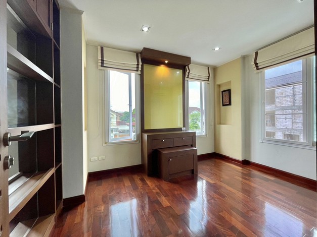 ขายบ้านเดี่ยวหมู่บ้านธารารมณ์ รามคำแหง150   สภาพมือ1 เกรดA  ในราคามือ 2