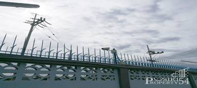  ขายโรงงาน ตั้งอยู่บนเนื้อที่ขนาด 5 ไร่ หันหน้าทางทิศตะวันออก ประตูด้านหน้ากว้าง 7 เมตร สูง 2.5 เมตร สะดวกต่อการขนส่งสินค้าเข้าออก ตัวโรงงานแบ่งออกเป็น 3 หลัง