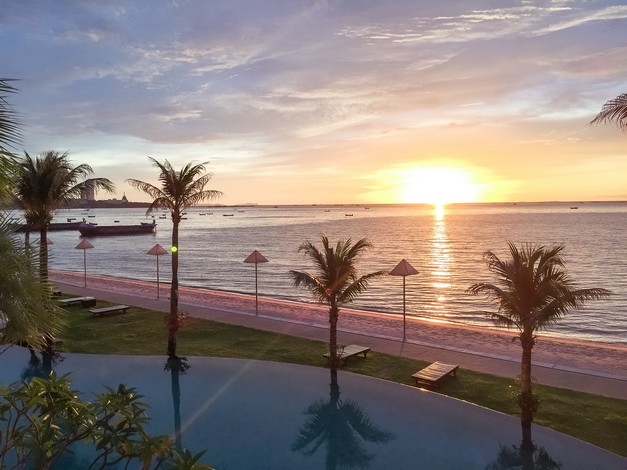 ขายคอนโดอนัญญา วิวทะเล ติดหาด ราคาดีมาก Ananya Beachfront Condominium Nakluea