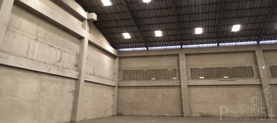 คุ้มค่ามาก โกดังให้เช่า พร้อมบ้านพักคนงาน แข็งแรง ติดถนนใหญ่ ถนนกว้าง  โกดังให้เช่าท่ามะกา  KK2292R