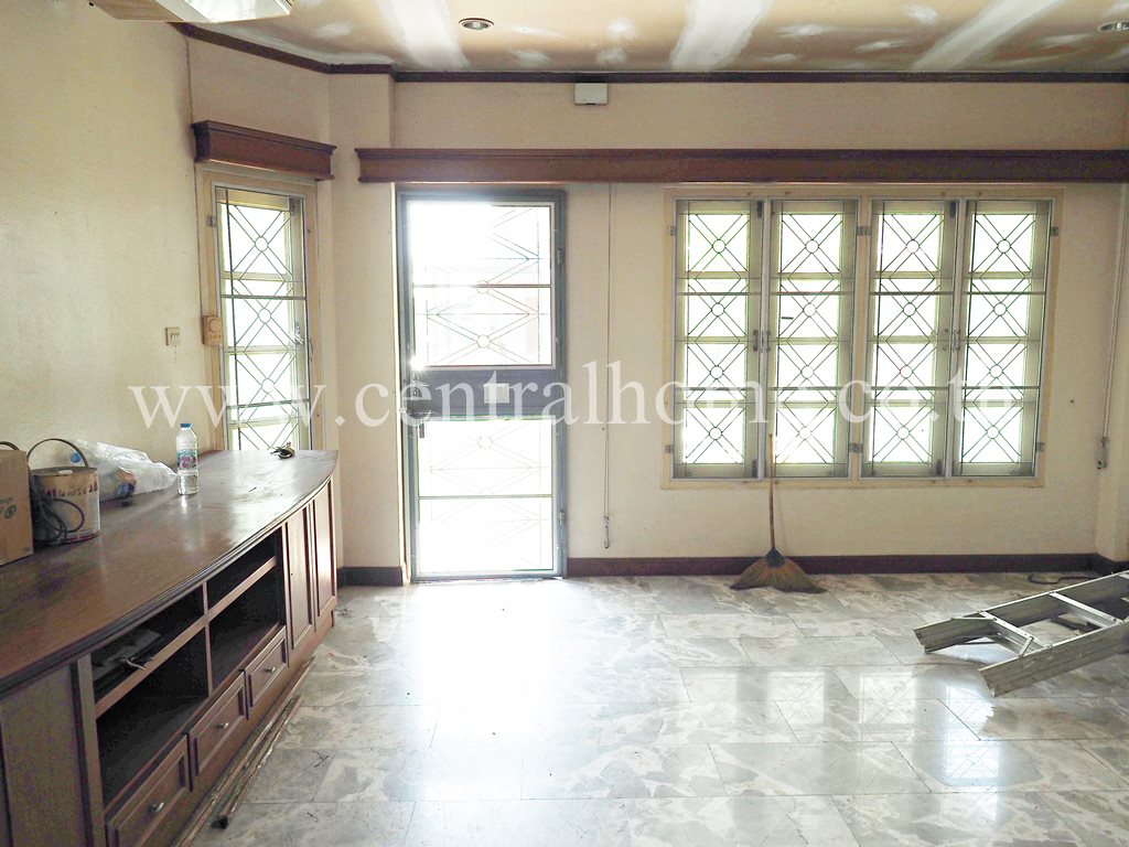 บ้านแฝด หมู่บ้าน เศรณี วิลล่า บ้านกล้วย - ไทรน้อย หลังมุม