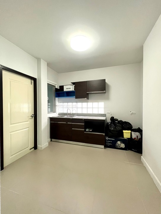 ขายบ้านพร้อมเฟอร์ ต่อเติมหน้าบ้าน-หลังบ้านครบ ของแถม 13 รายการ