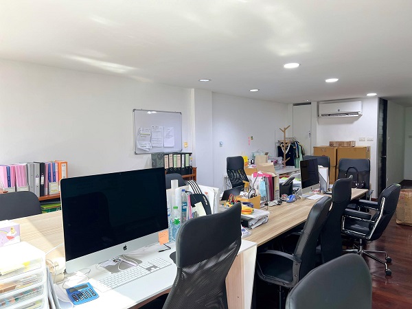 ให้เช่า ออฟฟิศ  ทองหล่อ พื้นที่43  ตรม.  (ชั้น  4 ) ใกล้ ตลาดญี่ปุ่นทองหล่อ,