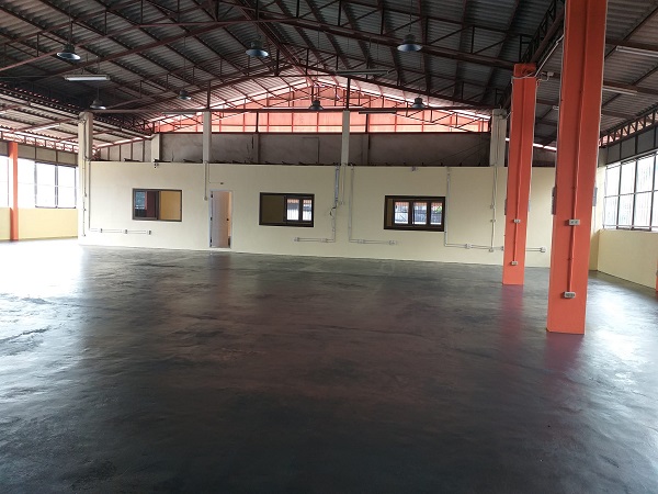 ให้เช่าโกดัง ติดถนนหทัยราษฎร์ ย่านคลองสามวา  พื้นที่ 1 - 0 - 25 ไร่ ใช้สอย   630   ตารางเมตร เหมาะสำหรับทำโกดังหรือโชว์รูม มี 4  ห้อง 5 ห้องน้ำ