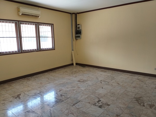 ให้เช่าโกดัง ติดถนนหทัยราษฎร์ ย่านคลองสามวา  พื้นที่ 1 - 0 - 25 ไร่ ใช้สอย   630   ตารางเมตร เหมาะสำหรับทำโกดังหรือโชว์รูม มี 4  ห้อง 5 ห้องน้ำ