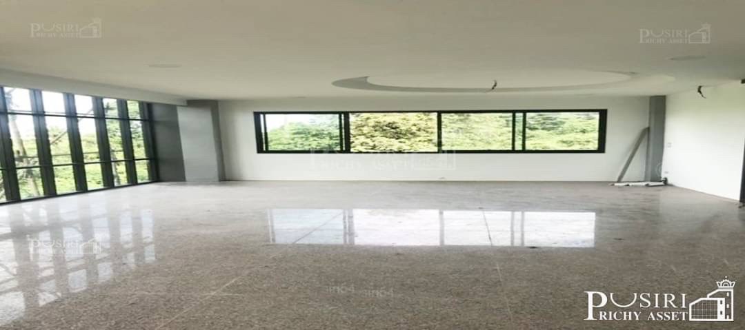 โรงงานสวยสไตล์โมเดิร์น 1 ไร่ เงียบสงบอยู่หลังสุดท้าย บรรยากาศดี ด้านข้างติดคลองพร้อมเขื่อนและรั้วคอนกรีต เดินทางสะดวกใกล้ทั้ง ถ.เศรษฐกิจ และ สายใยรัก KK3241S