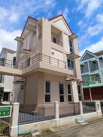 ขายบ้านเดี่ยว 3 ชั้น บ้านสวย บรรยากาศดี ทำเลดี  ถนนฉลิมพระเกียรติ ร.9 ซอย 28