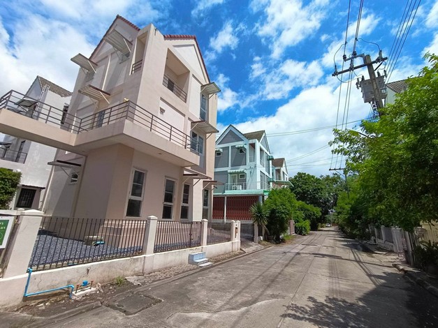 ขายบ้านเดี่ยว 3 ชั้น บ้านสวย บรรยากาศดี ทำเลดี  ถนนฉลิมพระเกียรติ ร.9 ซอย 28