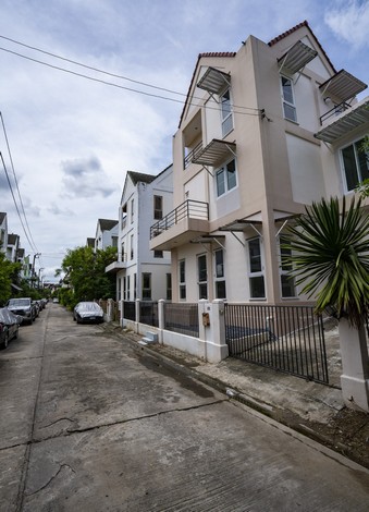 ขายบ้านเดี่ยว 3 ชั้น บ้านสวย บรรยากาศดี ทำเลดี  ถนนฉลิมพระเกียรติ ร.9 ซอย 28
