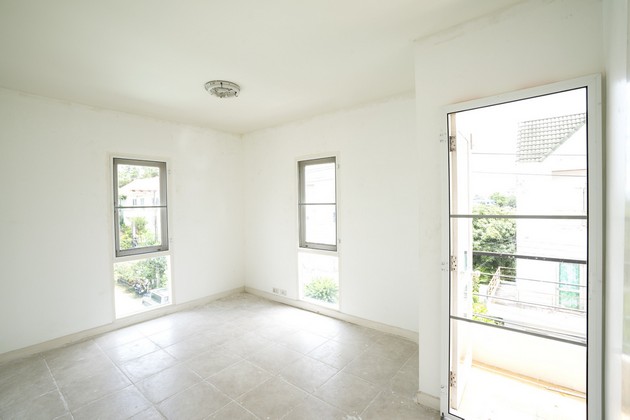 ขายบ้านเดี่ยว 3 ชั้น บ้านสวย บรรยากาศดี ทำเลดี  ถนนฉลิมพระเกียรติ ร.9 ซอย 28