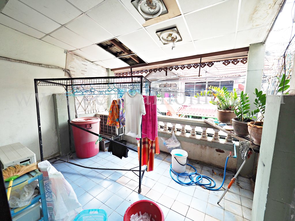 ทาวน์เฮ้าส์ ซอย เรวดี 57 ทำเลต้นซอย ใกล้ตลาด ราคาถูก