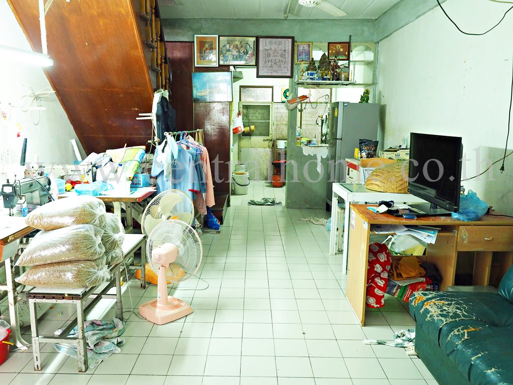 ทาวน์เฮ้าส์ ซอย เรวดี 57 ทำเลต้นซอย ใกล้ตลาด ราคาถูก