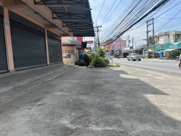 ขายอาคารพาณิชย์ 3 ชั้น 3 คูหา  เหมาะสำหรับทำธุรกิจ ศรีราชา ชลบุรี