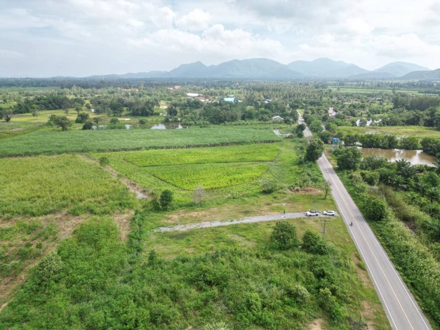 ขายที่ดินสวย ทำเลสุดปัง วิวเขา หน้าติดถนน เดินทางสะดวก อำเภอ ชะอำ จ.เพชรบุรี 