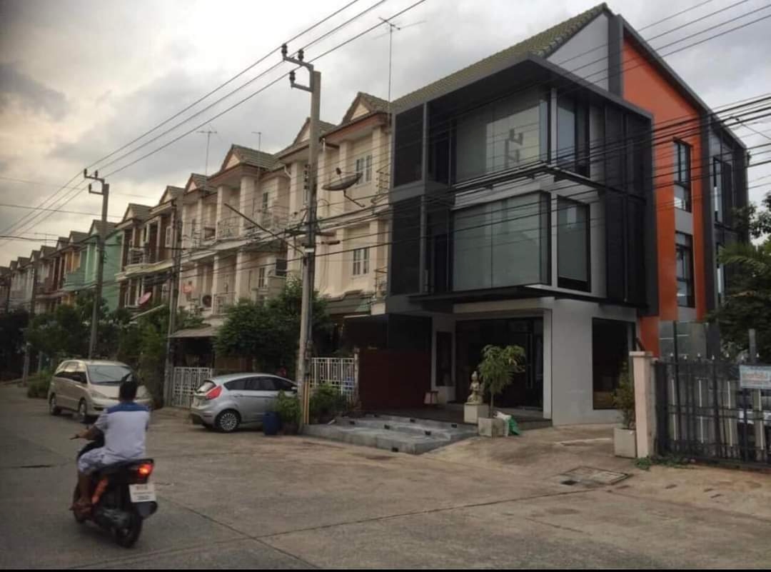 ขาย โฮมออฟฟิศ 3 ชั้น  ตกแต่งสวยพร้อมเข้าอยู่ หมู่บ้านร่มฤดี รามคำแหง 180