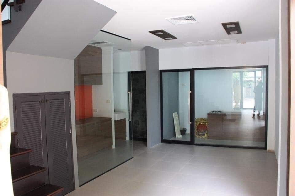 ขาย โฮมออฟฟิศ 3 ชั้น  ตกแต่งสวยพร้อมเข้าอยู่ หมู่บ้านร่มฤดี รามคำแหง 180