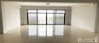 ขายอาคารพาณิชย์ 8 ห้อง สร้างใหม่สไตล์โมเดิร์น 3.5 ชั้น+ดาดฟ้า พื้นที่ใช้สอย 260 ตร.ม.  ทำลดี ติดถนนสายใยรัก ใกล้ตลาดกระทุ่มแบน เพียง 1.5 กม.-KK4100S