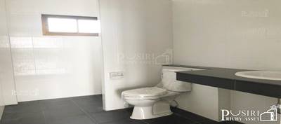 ขายอาคารพาณิชย์ 8 ห้อง สร้างใหม่สไตล์โมเดิร์น 3.5 ชั้น+ดาดฟ้า พื้นที่ใช้สอย 260 ตร.ม.  ทำลดี ติดถนนสายใยรัก ใกล้ตลาดกระทุ่มแบน เพียง 1.5 กม.-KK4100S