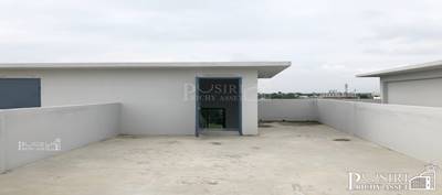 ขายอาคารพาณิชย์ 8 ห้อง สร้างใหม่สไตล์โมเดิร์น 3.5 ชั้น+ดาดฟ้า พื้นที่ใช้สอย 260 ตร.ม.  ทำลดี ติดถนนสายใยรัก ใกล้ตลาดกระทุ่มแบน เพียง 1.5 กม.-KK4100S