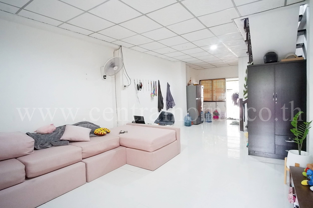 ทาวน์เฮ้าส์ บ้านสุขนที วิลล่า ซอย ลาดปลาเค้า 62 หลังริม