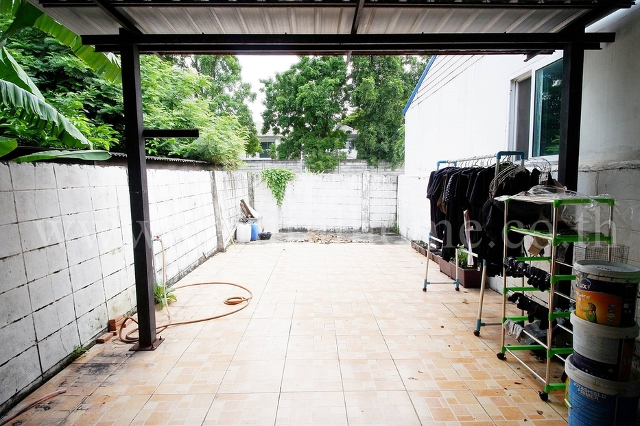 ทาวน์เฮ้าส์ บ้านสุขนที วิลล่า ซอย ลาดปลาเค้า 62 หลังริม