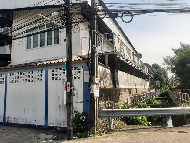 ขายอาคารพาณิชย์พร้อมที่ดินและสิ่งปลูกสร้าง ทำเลดี ติดถนนใหญ่  อำเภอเมืองนนทบุรี นนทบุรี 