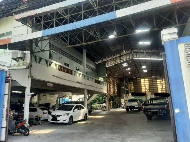 ขายอาคารพาณิชย์พร้อมที่ดินและสิ่งปลูกสร้าง ทำเลดี ติดถนนใหญ่  อำเภอเมืองนนทบุรี นนทบุรี 