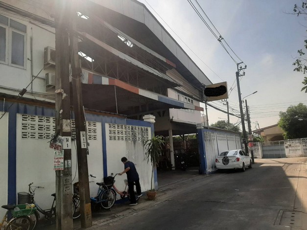 ขายอาคารพาณิชย์พร้อมที่ดินและสิ่งปลูกสร้าง ทำเลดี ติดถนนใหญ่  อำเภอเมืองนนทบุรี นนทบุรี 