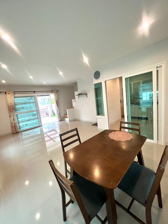 ขายบ้านแฝด ต่อเติมหลังคาหน้าบ้าน ต่อเติมหลังบ้าน ครัวบิ้วอิน พร้อมอยู่ ของแถมมากกว่า 10 รายการ