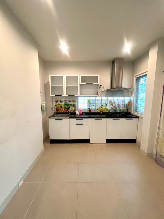 ขายบ้านแฝด ต่อเติมหลังคาหน้าบ้าน ต่อเติมหลังบ้าน ครัวบิ้วอิน พร้อมอยู่ ของแถมมากกว่า 10 รายการ