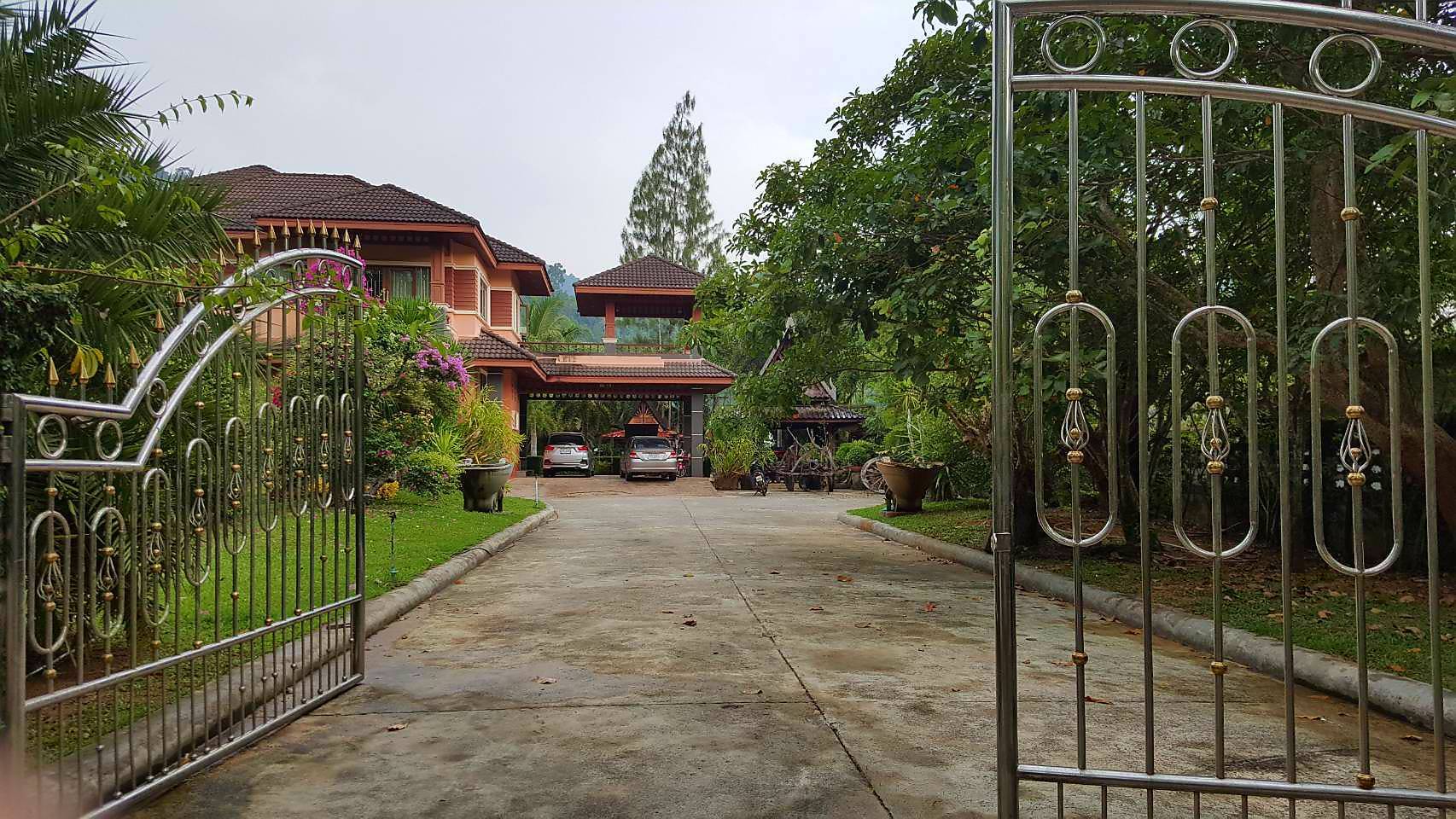 ขายบ้านเดี่ยวพร้อมสิ่งปลูกสร้างอื่นๆ ร่มรื่นแบบธรรมชาติ ใกล้บิ๊กซี อ.เมือง จ.ระนอง