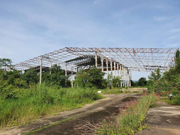 ขายด่วนที่ดินติดถนนใหญ่ (107) เชียงใหม่-ฝาง พร้อมบ้านสไตล์ยุโรปและโกดัง 