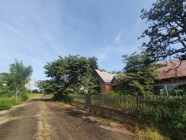 ขายด่วนที่ดินติดถนนใหญ่ (107) เชียงใหม่-ฝาง พร้อมบ้านสไตล์ยุโรปและโกดัง 